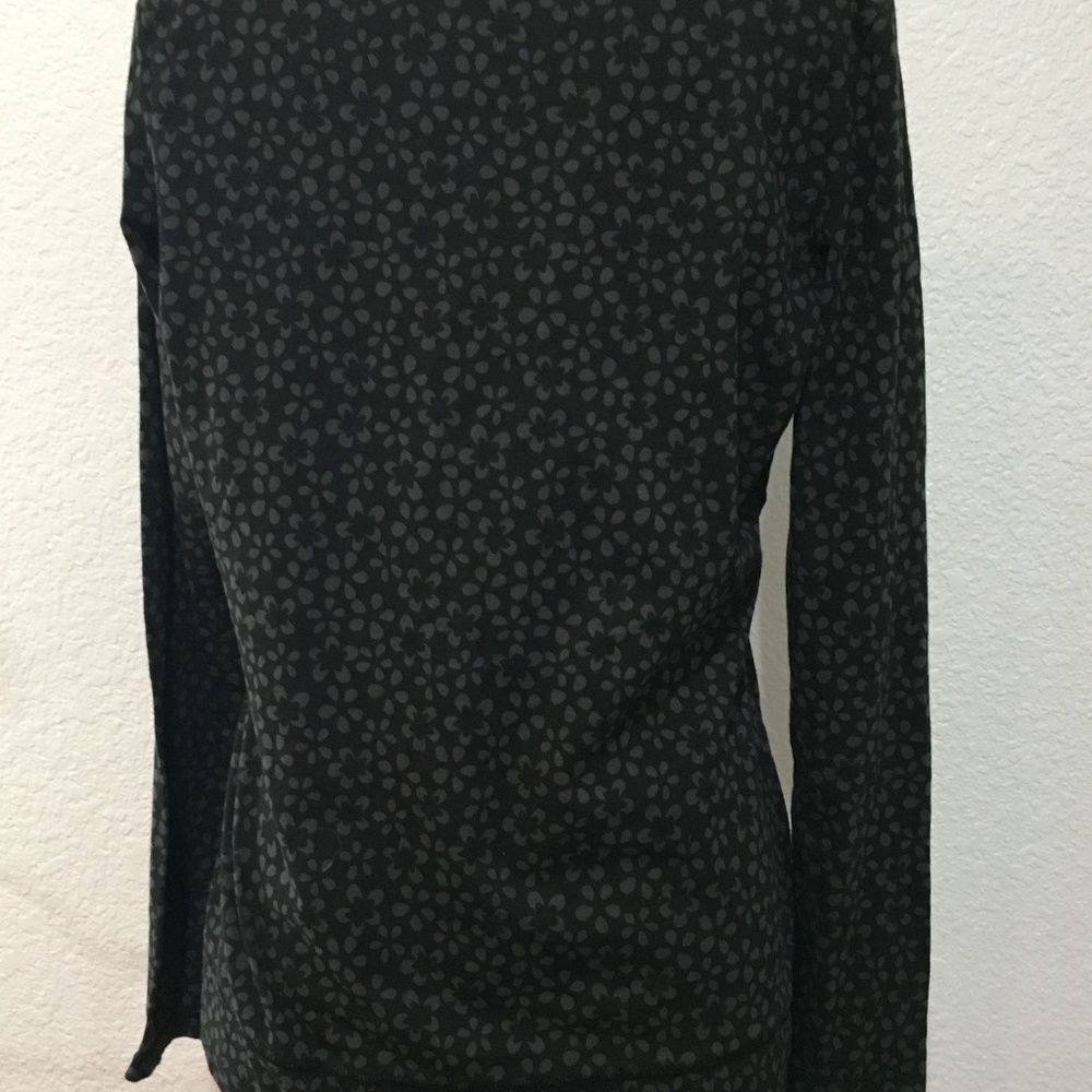 Mind Body Soul Women's Pullover Shirt Size Medium Kangaroo Pocket Black Floral - Picture 4 of 8